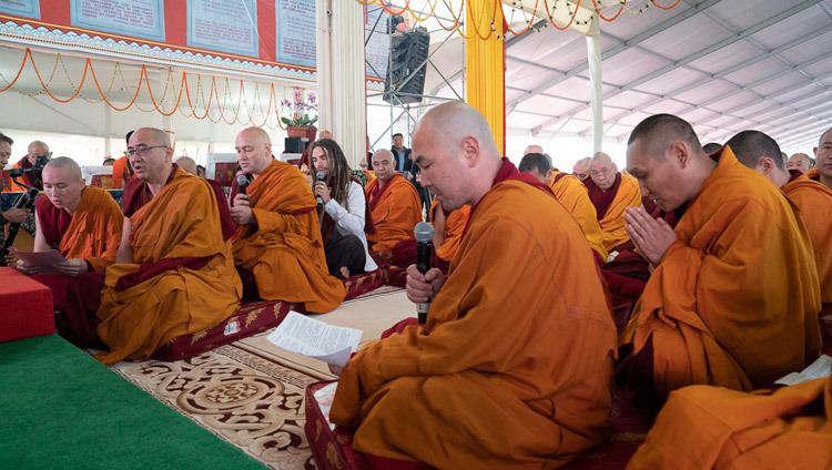 Группа монахов и мирян читает Сутру сердца на русском языке в начале посвящения долгой жизни, даруемого Его Святейшеством Далай-ламой. Фото: Лобсанг Церинг.