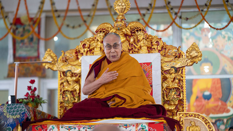 Его Святейшество Далай-лама обращается к более чем 16 000 верующих, собравшихся на площадке Калачакры. Фото: Лобсанг Церинг.