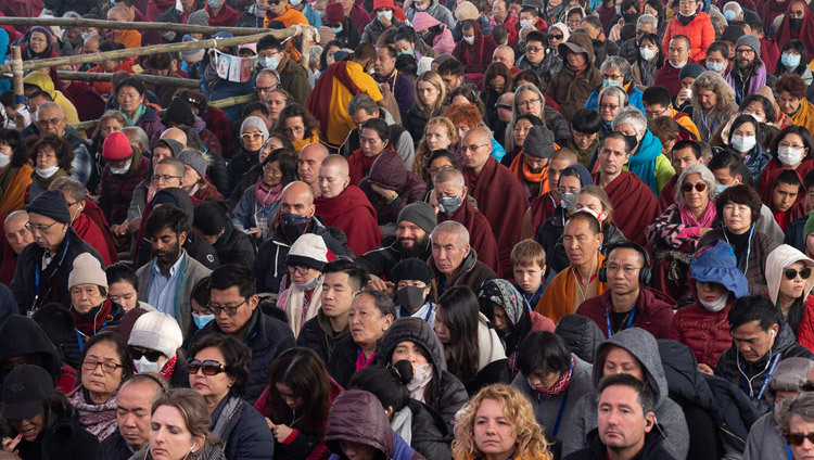 Некоторые из более чем 16 000 верующих, собравшихся на посвящение долгой жизни, даруемое Его Святейшеством Далай-ламой. Фото: Лобсанг Церинг.