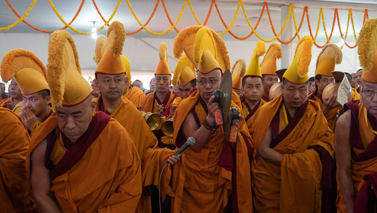 Монахи монастыря Намгьял, играющие на традиционных музыкальных инструментах, возвещают прибытие Его Святейшества Далай-ламы на площадку Калачакры в Бодхгае (Индия, штат Бихар). 31 декабря 2018г. Фото: Лобсанг Намгьял