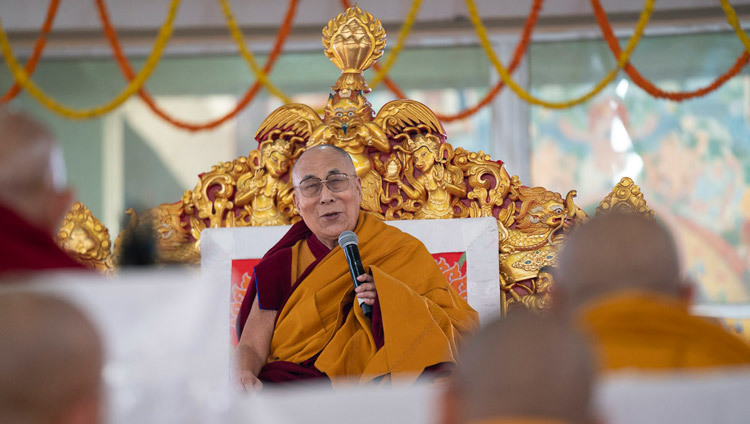 Его Святейшество Далай-лама обращается к собравшимся во время молебна о долголетии на площадке Калачакры в Бодхгае (Индия, штат Бихар). 31 декабря 2018 г. Фото: Лобсанг Церинг