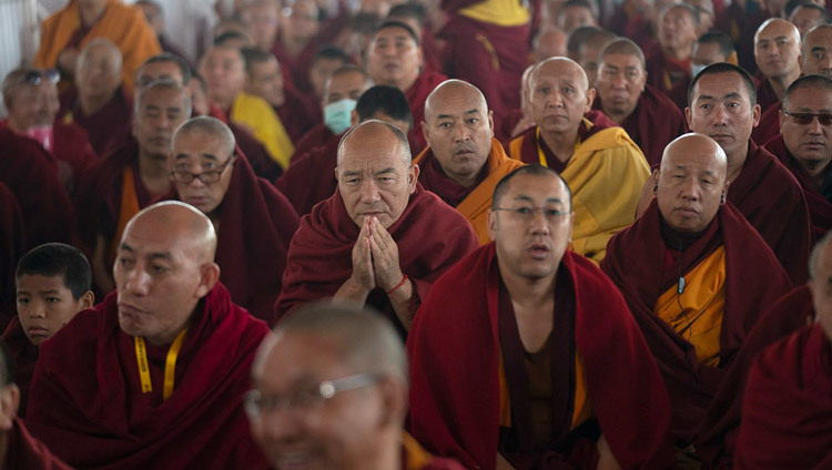 Монахи наблюдают за церемонией подношения Его Святейшеству Далай-ламе молебна о долголетии на площадке Калачакры в Бодхгае (Индия, штат Бихар). 31 декабря 2018 г. Фото: Лобсанг Церинг