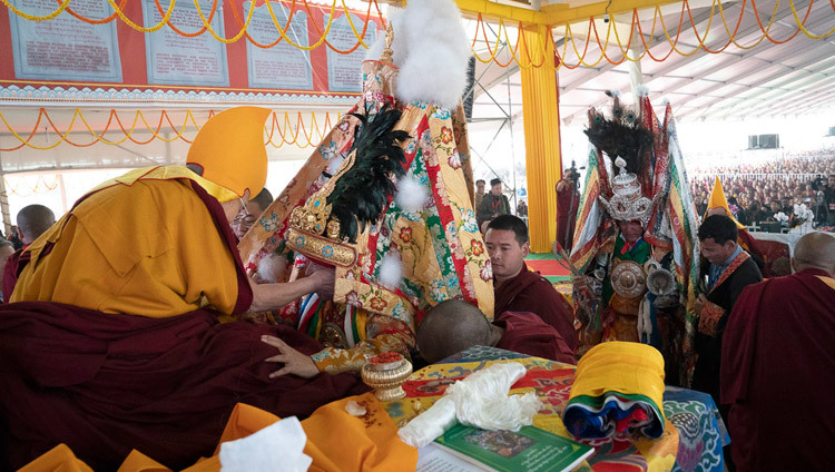 Его Святейшество Далай-лама, Нечунг Дордже Дракден и оракул Ньенчен Тхангла во время молебна о долголетии на площадке Калачакры в Бодхгае (Индия, штат Бихар). 31 декабря 2018 г. Фото: Лобсанг Церинг