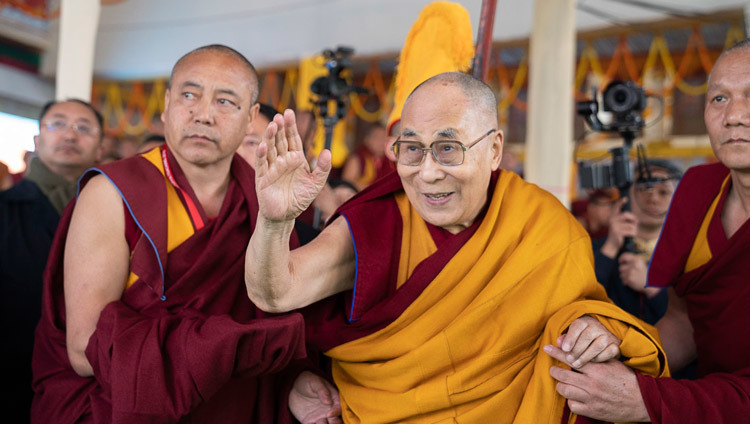 Его Святейшество Далай-лама машет рукой толпе, покидая сцену по окончании молебна о долголетии на площадке Калачакры в Бодхгае (Индия, штат Бихар). 31 декабря 2018 г. Фото: Лобсанг Церинг