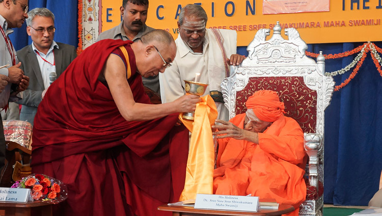 Его Святейшество Далай-лама преподносит масляную лампаду в дар Шри Шивакумару Свами-джи во время визита в Тумкурский университет. Тумкур, штат Карнатака, Индия. 27 ноября 2012 г. Фото: Джереми Рассел.