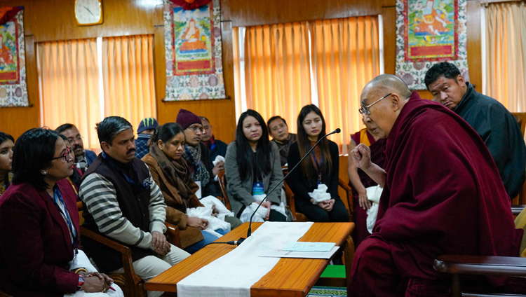 Его Святейшество Далай-лама дарует наставления группе индийских ученых в своей резиденции в Дхарамсале. Фото: дост. Тензин Джампхел.