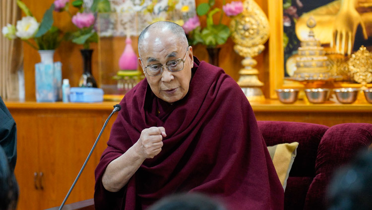 Его Святейшество Далай-лама во время встречи с группой индийских ученых. Фото: дост. Тензин Джампхел.
