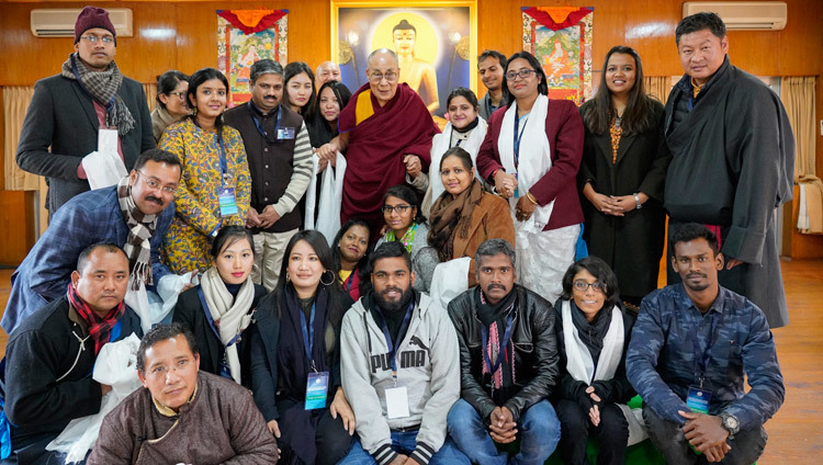 По завершении встречи Его Святейшество Далай-лама фотографируется с группой молодых индийских ученых, принимающих участие в конференции по тибетологии. Фото: дост. Тензин Джампхел.