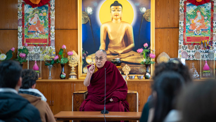 Его Святейшество Далай-лама обращается к студентам и преподавателям образовательной программы Кивуним во время встречи, организованной в его резиденции в Дхарамсале. Фото: Тензин Чойджор.