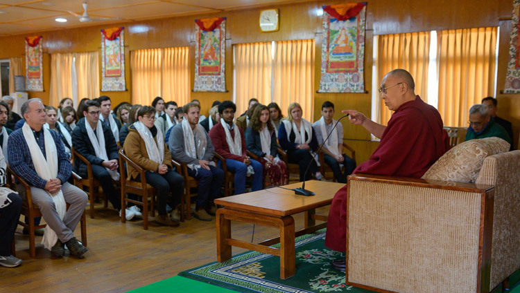 Его Святейшество Далай-лама дарует наставления студентам и преподавателям образовательной программы Кивуним во время встречи, организованной в его резиденции в Дхарамсале. Фото: Тензин Чойджор.