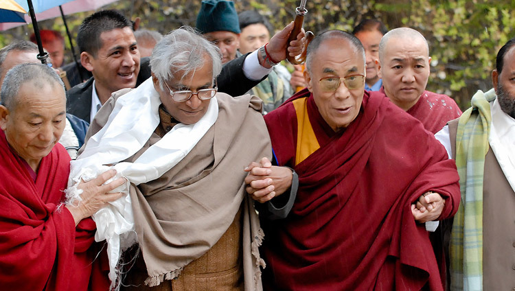 Его Святейшество Далай-лама и Джордж Фернандес. Дхарамсала, штат Химачал-Прадеш, Индия. 10 марта 2007 г. Фото: Тензин Чойджор.