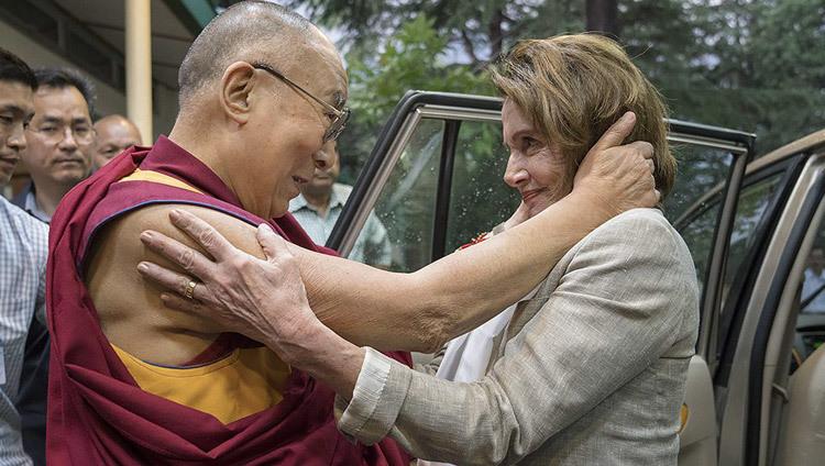 Его Святейшество Далай-лама приветствует своего давнего друга Нэнси Пелоси, прибывшую в его резиденцию во главе делегации членов республиканской и демократической партий конгресса США. Дхарамсала, Индия. 9 мая 2017 г. Фото: Тензин Чойджор.