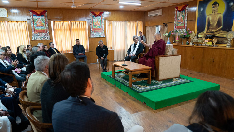 Его Святейшество Далай-лама дарует наставления участникам группы Дипака Чопры во время встречи, организованной в его резиденции. Фото: Тензин Чойджор.