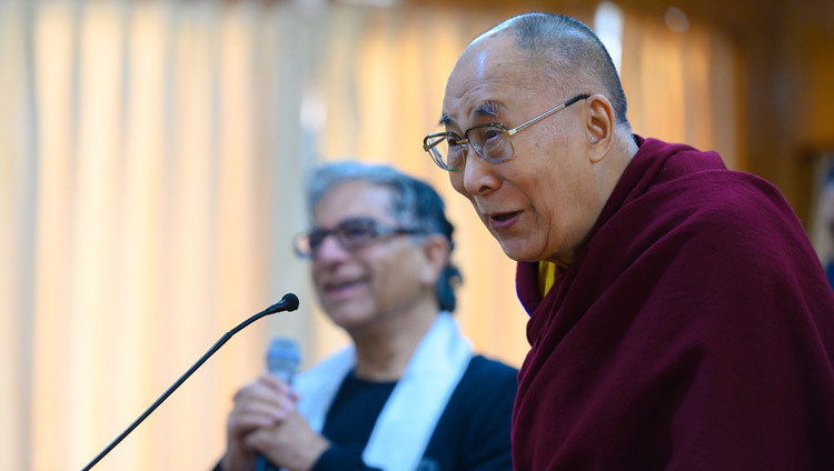 Его Святейшество Далай-лама отвечает на вопросы во время встречи с группой Дипака Чопры. Фото: Тензин Чойджор.