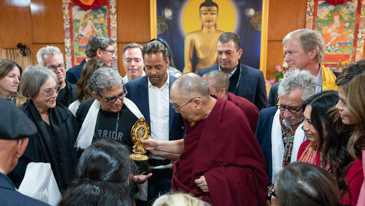 По завершении встречи Его Святейшество Далай-лама преподносит в дар Дипаку Чопре изображение колеса Дхармы. Фото: Тензин Чойджор.