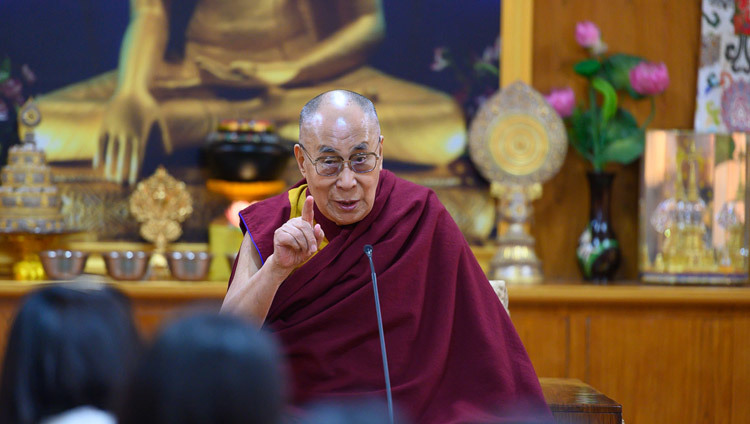 Его Святейшество Далай-лама дарует наставления представительницам Организации молодых женщин. Фото: Тензин Чойджор.