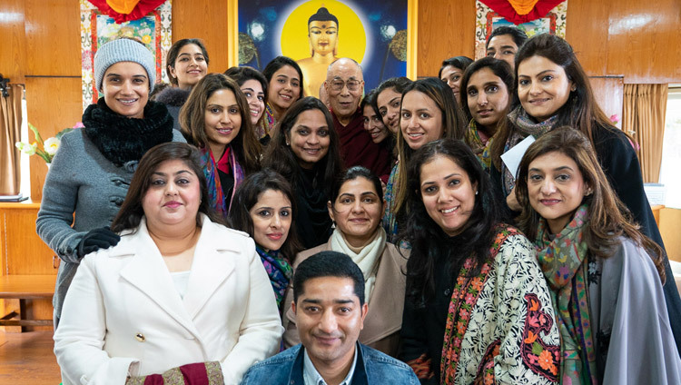 По завершении встречи Его Святейшество Далай-лама фотографируется с представительницами Организации молодых женщин. Фото: Тензин Чойджор.