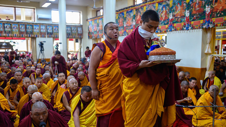 Мастер ритуального пения возглавляет молебен перед началом учений Его Святейшества Далай-ламы. Фото: Тензин Чойджор.