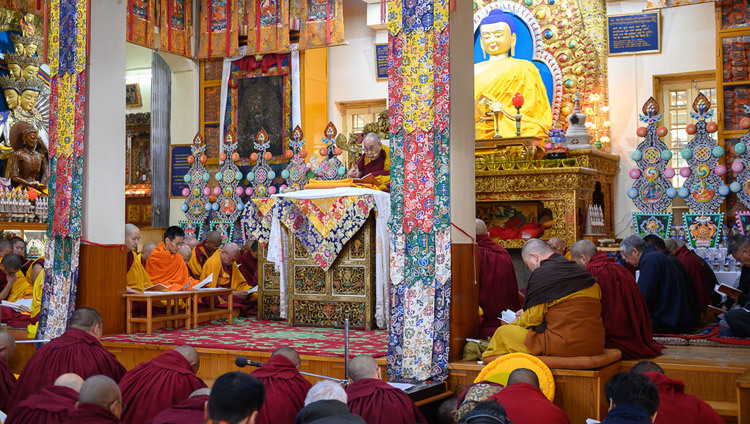 Его Святейшество Далай-лама читает тексты во время учений, даруемых в День явления чудесных сил Будды. Фото: Тензин Чойджор.