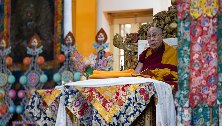 Его Святейшество Далай-лама дает разъяснения по тексту во время учений, даруемых в День явления чудесных сил Будды. Фото: Тензин Чойджор.