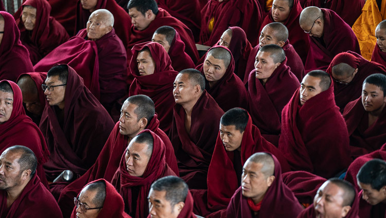 Некоторые из нескольких тысяч монахов и монахинь, собравшихся на учения Его Святейшества Далай-ламы, даруемые в День явления чудесных сил Будды. Фото: Тензин Чойджор.