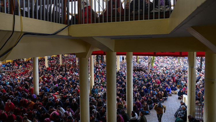 Вид на двор главного тибетского храма, где собрались верующие, чтобы послушать учения Его Святейшества Далай-ламы. Фото: Тензин Чойджор.