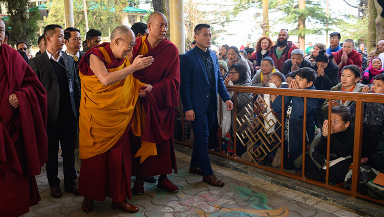В начале первого дня учений по сочинению Бхававивеки «Сущность Срединного пути» Его Святейшество Далай-лама приветствует верующих, собравшихся во дворе главного тибетского храма. Фото: Тензин Чойджор.