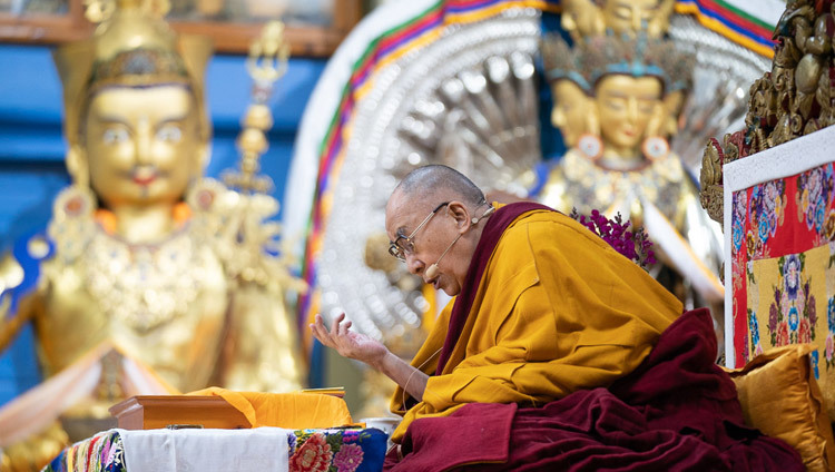 Его Святейшество Далай-лама читает строфы текста во время первого дня учений по сочинению Бхававивеки «Сущность Срединного пути». Фото: Тензин Чойджор.
