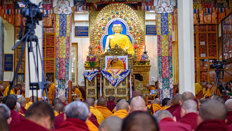 Вид на зал главного тибетского храма во время первого дня учений Его Святейшества Далай-ламы по сочинению Бхававивеки «Сущность Срединного пути». Фото: Тензин Чойджор.