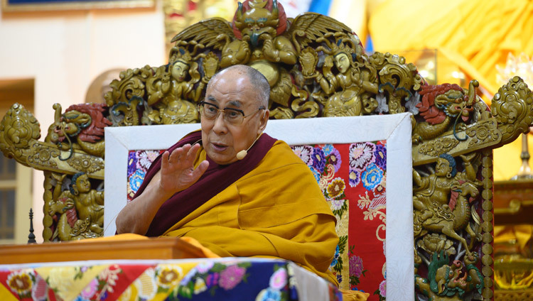 Его Святейшество Далай-лама обращается к собравшимся в начале второго дня учений в главном тибетском храме. Фото: Пасанг Церинг.