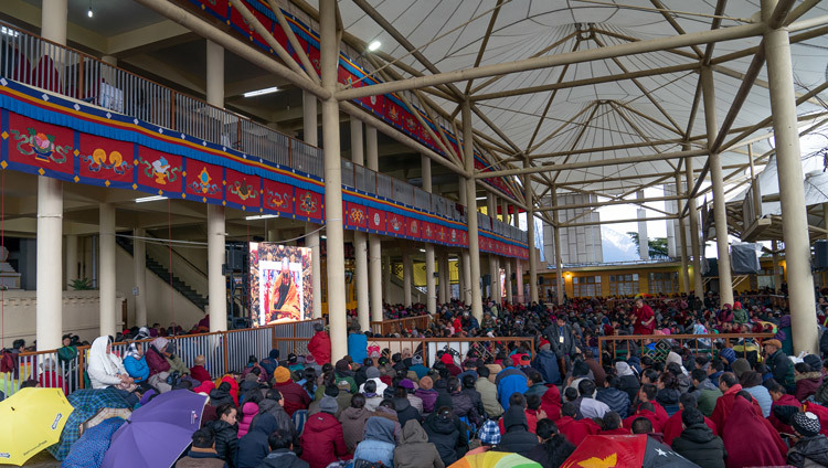 Верующие, расположившиеся во дворе главного тибетского храма, смотрят трансляцию учений Его Святейшества Далай-ламы на больших экранах. Фото: Тензин Чойджор.