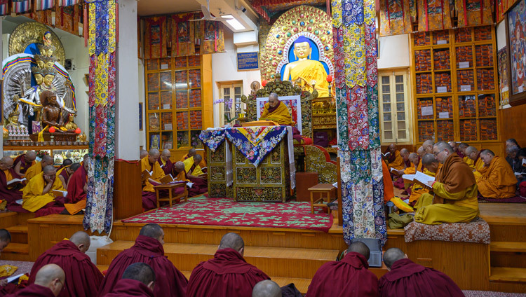 Вид на зал главного тибетского храма во время второго дня учений Его Святейшества Далай-ламы. Фото: Пасанг Церинг.