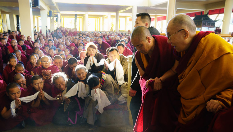Его Святейшество Далай-лама прибывает в главный тибетский храм в начале заключительного дня учений по сочинению Бхававивеки «Сущность Срединного пути». Фото: Тензин Чойджор.