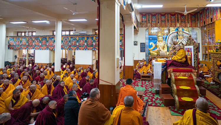 Его Святейшество Далай-лама обращается к собравшимся во время заключительного дня учений по сочинению Бхававивеки «Сущность Срединного пути». Фото: Тензин Чойджор.