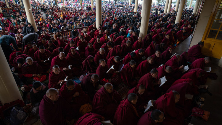 Слушатели, расположившиеся во дворе главного тибетского храма, следят за текстом во время заключительного дня учений Его Святейшества Далай-ламы, на которые собралось более 7000 человек. Фото: Тензин Чойджор.