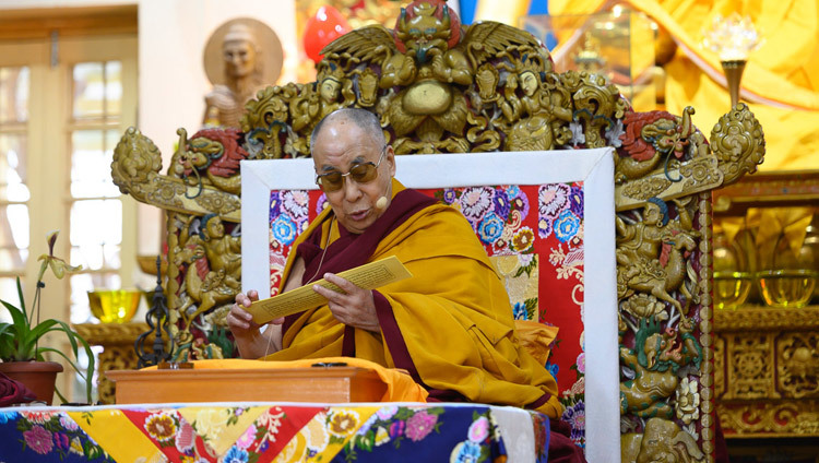 Его Святейшество Далай-лама читает строфы текста Бхававивеки «Сущность Срединного пути». Фото: Пасанг Церинг.