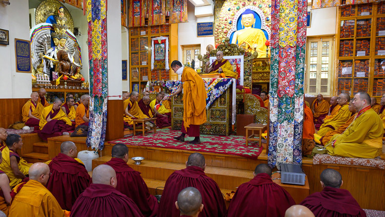 Его Святейшество Далай-лама дает объяснения о дженанге Манджушри во время заключительного дня учений в главном тибетском храме. Фото: Тензин Чойджор.