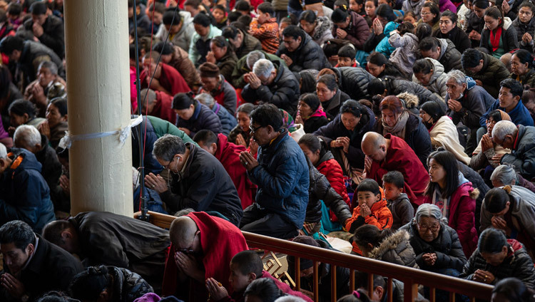 Верующие, расположившиеся во дворе главного тибетского храма, участвуют в церемонии зарождения бодхичитты и принятия обетов бодхисаттвы от Его Святейшества Далай-ламы. Фото: Тензин Чойджор.