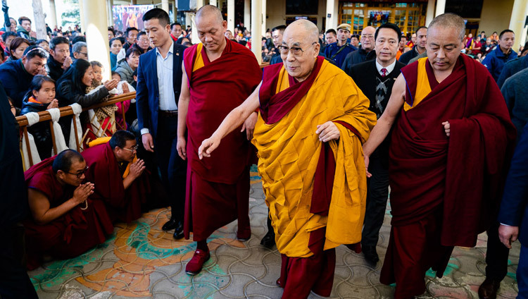 Его Святейшество Далай-лама направляется обратно в свою резиденцию по завершении заключительной сессии учений в главном тибетском храме. Фото: Тензин Чойджор.