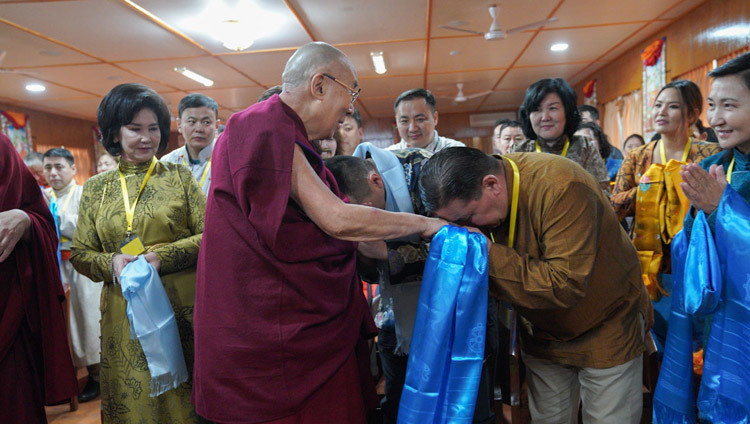 Его Святейшество Далай-лама приветствует группу молодых специалистов из Монголии в начале встречи, организованной в его резиденции. Фото: Тензин Чойджор.
