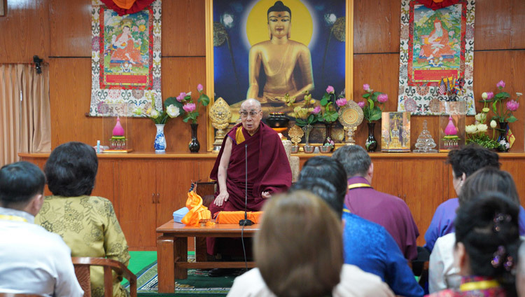 Его Святейшество Далай-лама дарует наставления группе буддистов из Монголии во время встречи, организованной в его резиденции. Фото: Тензин Чойджор.