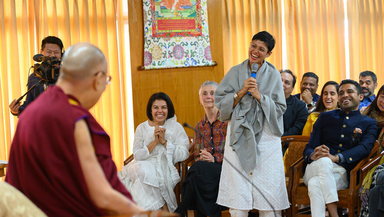 Одна из участниц сингапурского клуба «1880» задает вопрос Его Святейшеству Далай-ламе. Фото: Тензин Чойджор.