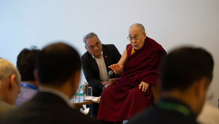 Его Святейшество Далай-лама дарует наставления группе студентов и преподавателей из стран Южной Азии, которые принимали участие в семинарах, посвященных общечеловеческим ценностям и светской этике. Фото: Тензин Чойджор.