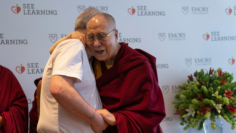 В начале пресс-конференции, приуроченной к международной презентации программы СЭЭО, Его Святейшество Далай-лама приветствует своего давнего друга Ричарда Мура. Фото: Тензин Чойджор.