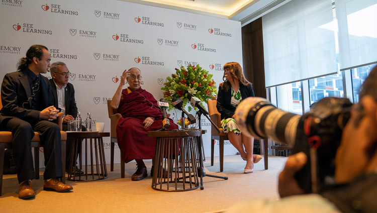 Его Святейшество Далай-лама произносит вступительное слово в начале пресс-конференции, приуроченной к запуску школьной программы социального, эмоционального и этического обучения (СЭЭО). Фото: Тензин Чойджор.