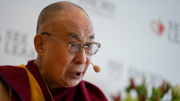 Его Святейшество Далай-лама отвечает на вопросы в ходе пресс-конференции, приуроченной к запуску школьной программы социального, эмоционального и этического обучения (СЭЭО). Фото: Тензин Чойджор.