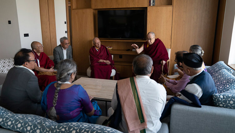 Его Святейшество Далай-лама беседует с группой индийских профессоров, которые занимаются разработкой образовательного курса, посвященного древнеиндийским знаниям. Фото: Тензин Чойджор.