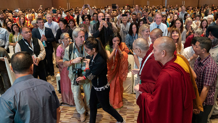 Его Святейшество Далай-лама прибывает в конференц-зал на торжественное мероприятие по случаю запуска программы СЭЭ-обучения. Фото: Тензин Чойджор.
