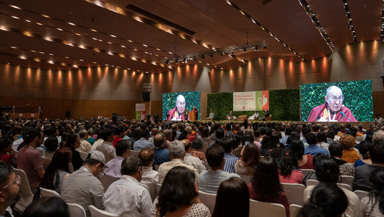 Вид на сцену конференц-зала во время выступления Его Святейшества Далай-ламы на торжественном мероприятии по случаю запуска программы СЭЭ-обучения. Фото: Тензин Чойджор.