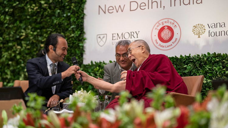Его Святейшество Далай-лама шутливо передает микрофон Брендану Озава де Сильва во время тематического обсуждения, организованного в ходе торжественного мероприятия по случаю запуска программы СЭЭ-обучения. Фото: Тензин Чойджор.